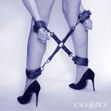CALEXOTICS Nocturnal Conector Hog Tie Cuero Ajustable Negro – Diseño Elegante Para Experiencias Sensuales Únicas