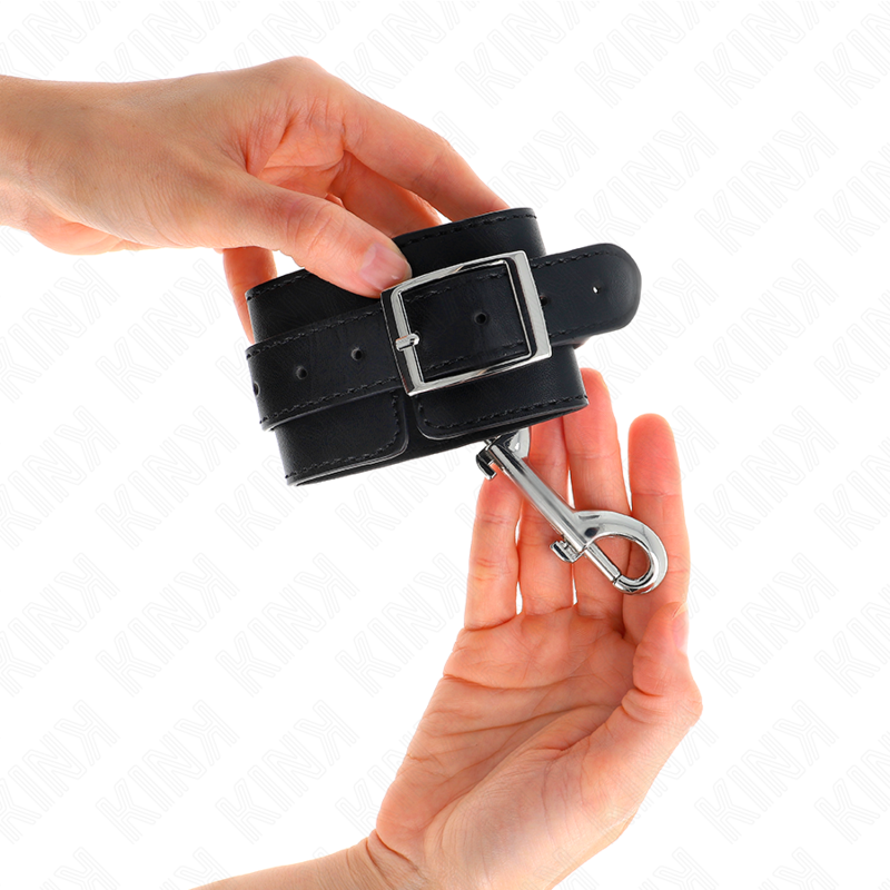 Braccialetto semplice KINK con rivetti neri – Design regolabile per comfort e stile